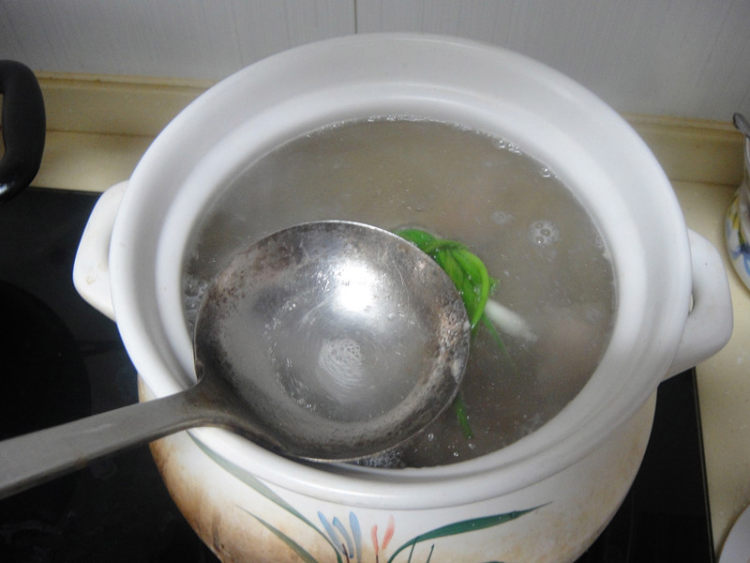 爆腌猪蹄炖山药步骤10