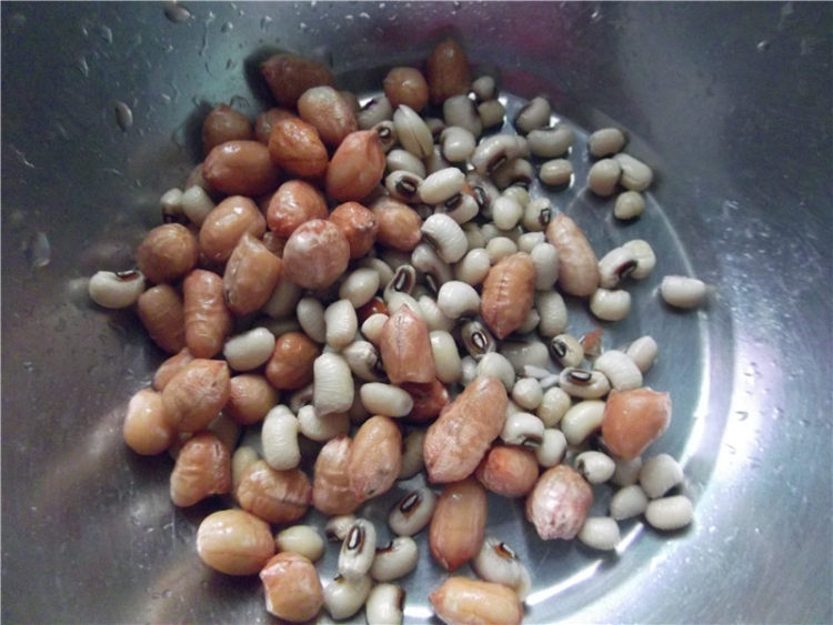 花生眉豆煲猪蹄步骤2
