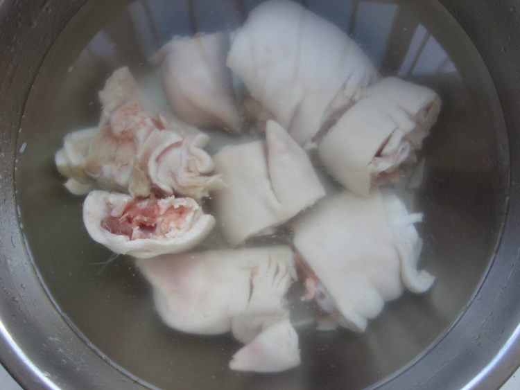 花生甘草炖猪脚步骤3