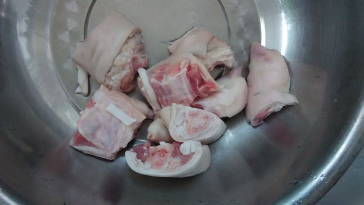 花生猪蹄煲步骤1