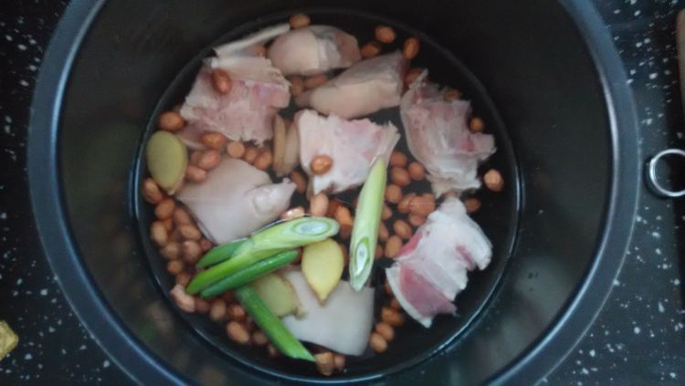 花生猪蹄煲步骤2