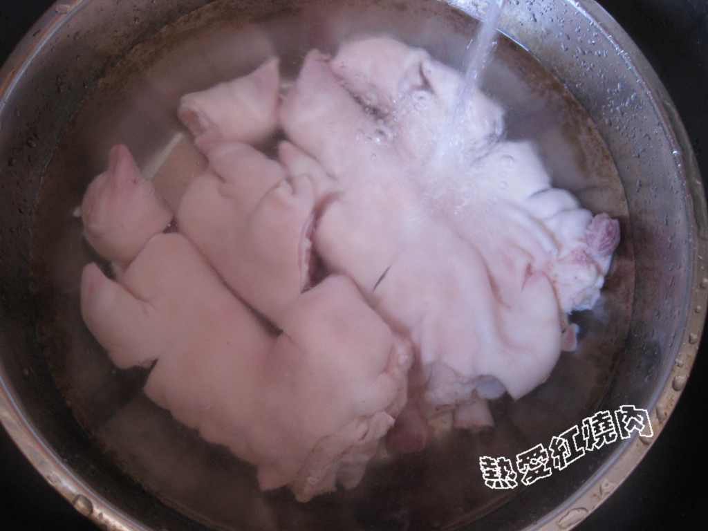 吮指猪蹄步骤1