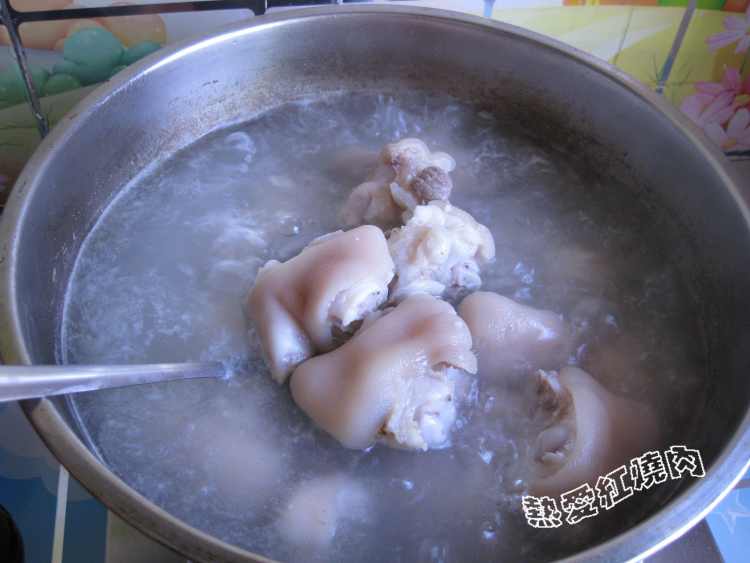 吮指猪蹄步骤2