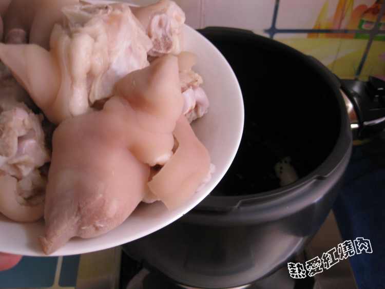吮指猪蹄步骤7