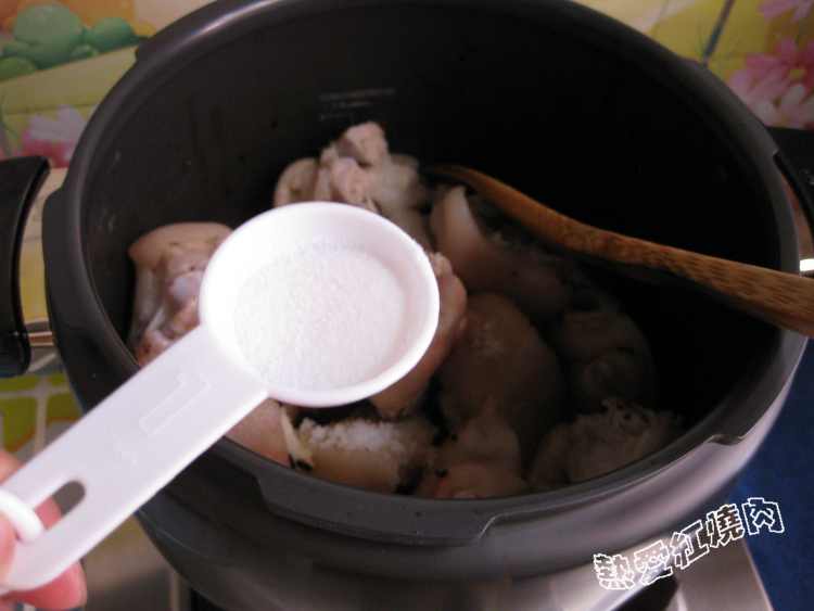 吮指猪蹄步骤11