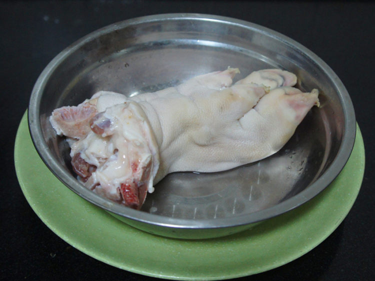 猪蹄黄豆莲藕汤步骤1