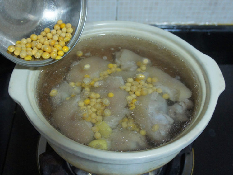 猪蹄黄豆莲藕汤步骤8