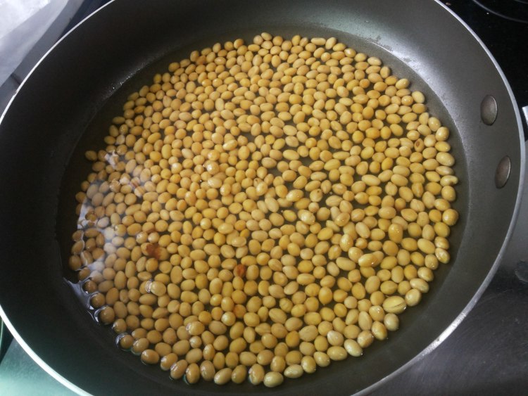 黄豆煲猪手汤步骤2