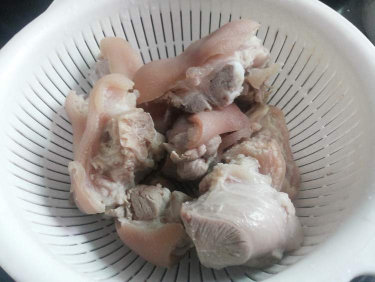黄豆煲猪手汤步骤3