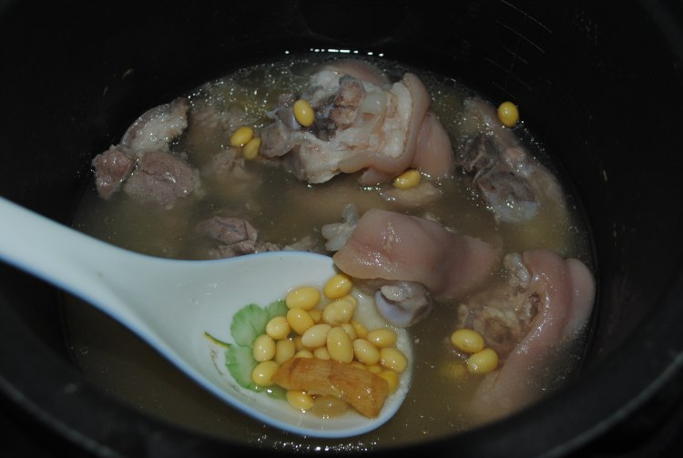 黄豆煲猪手汤步骤5