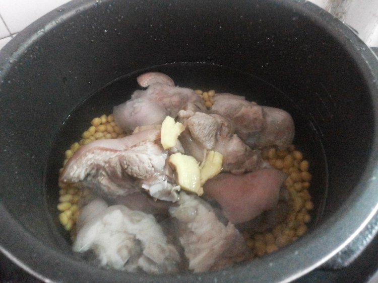 黄豆煲猪手汤步骤4