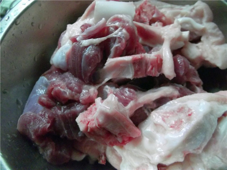 黑豆花生煲猪蹄步骤1