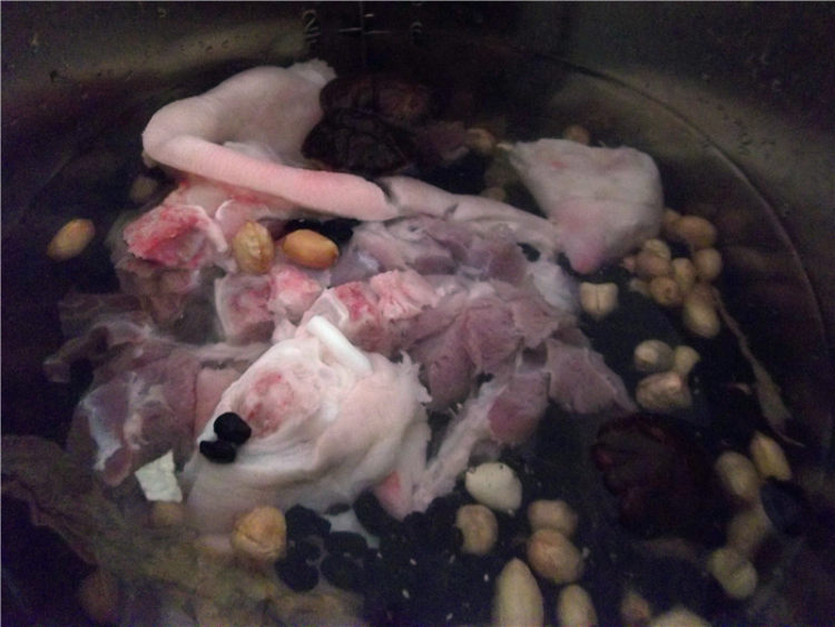 黑豆花生煲猪蹄步骤3
