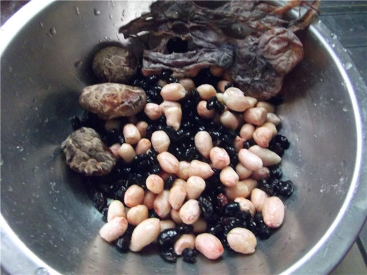 黑豆花生煲猪蹄步骤2