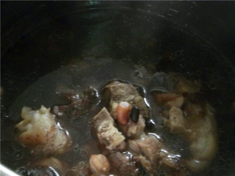 黑豆花生煲猪蹄步骤4