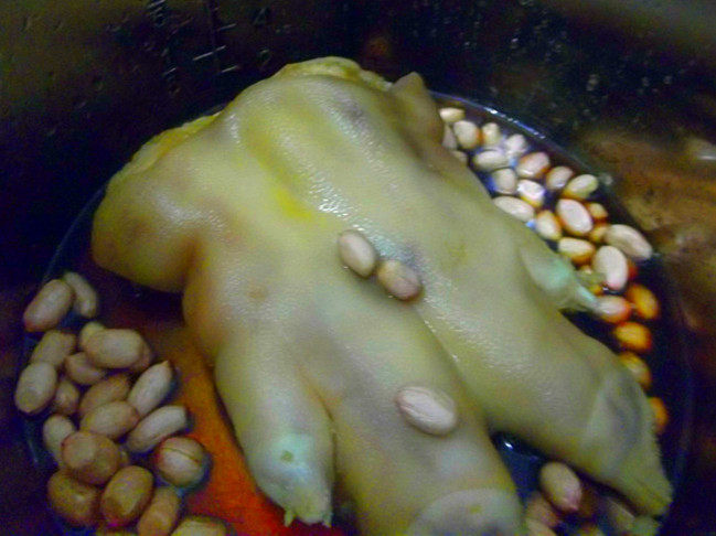 花生冬菇焖猪蹄步骤6