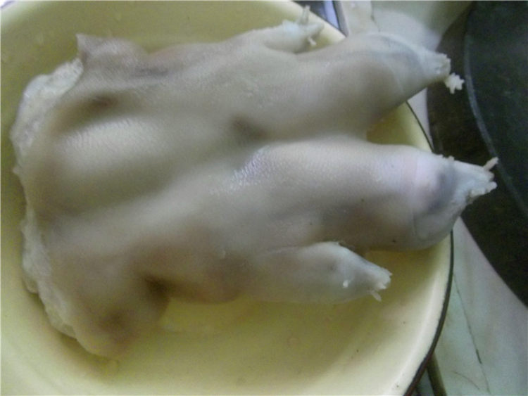 花生冬菇焖猪蹄步骤4