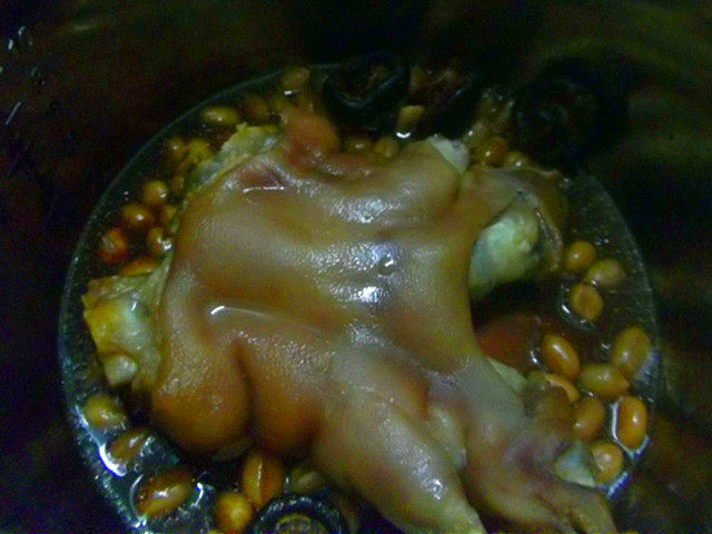 花生冬菇焖猪蹄步骤7