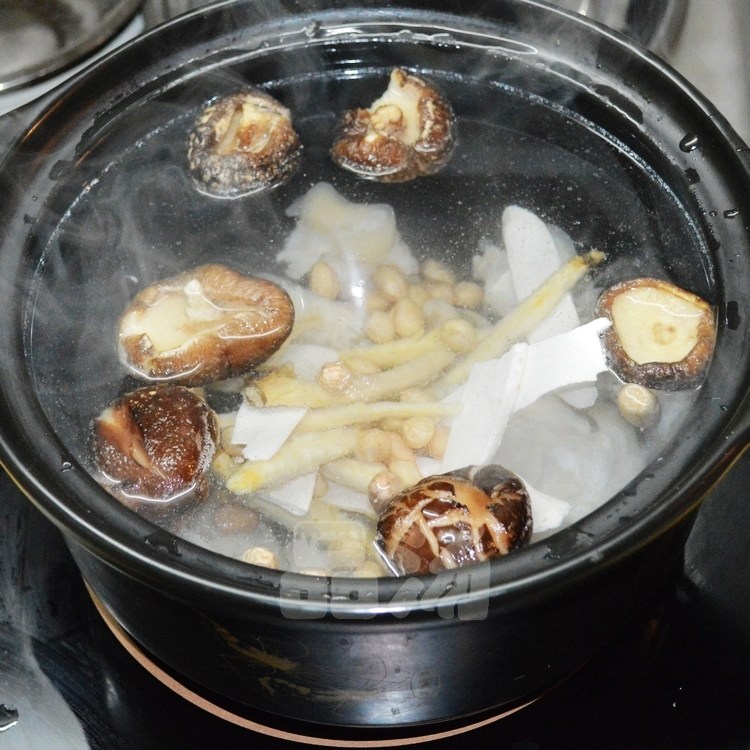 香菇蹄花汤步骤6