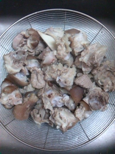 酸梅萝卜焖猪蹄步骤6