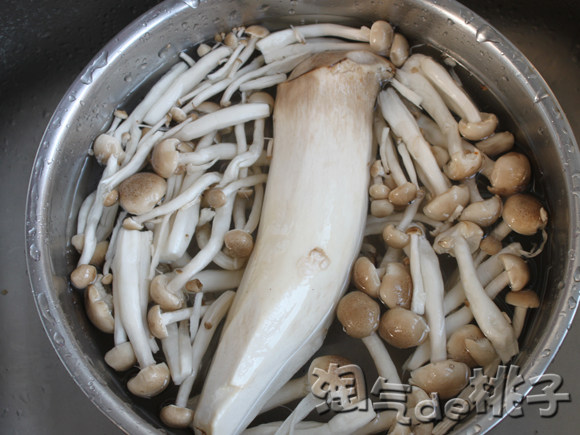 香菌猪蹄煲步骤2