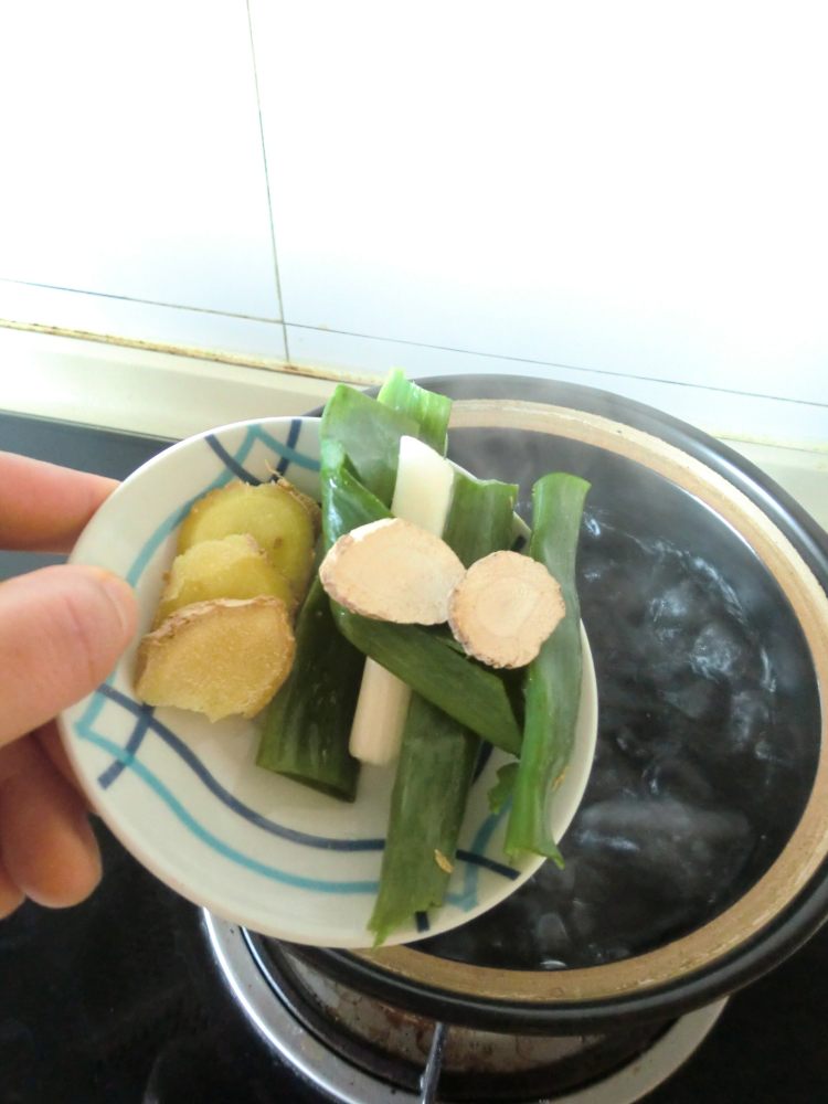 白芷豆芽猪蹄汤步骤3