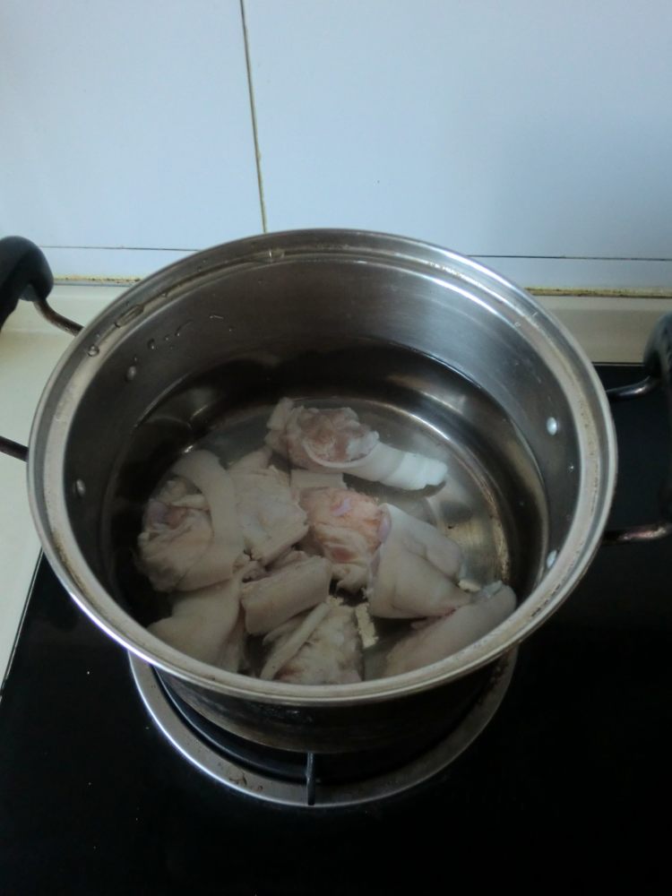 白芷豆芽猪蹄汤步骤2