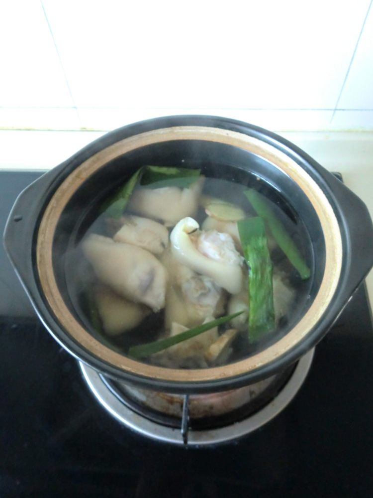 白芷豆芽猪蹄汤步骤5