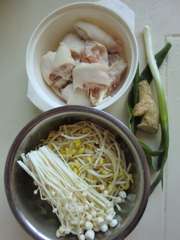 白芷豆芽猪蹄汤步骤1