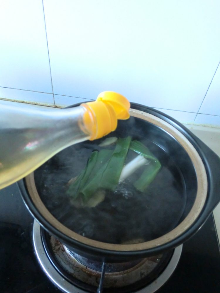 白芷豆芽猪蹄汤步骤4