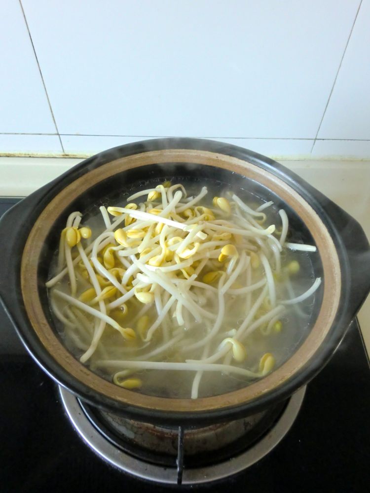 白芷豆芽猪蹄汤步骤7