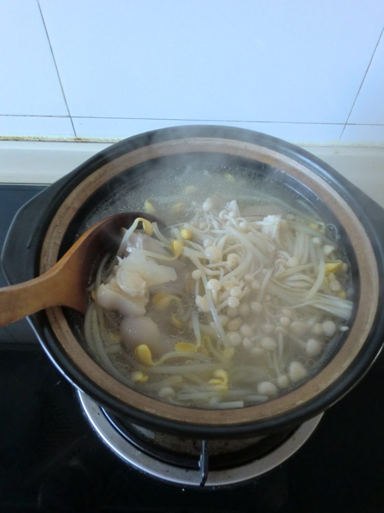 白芷豆芽猪蹄汤步骤11