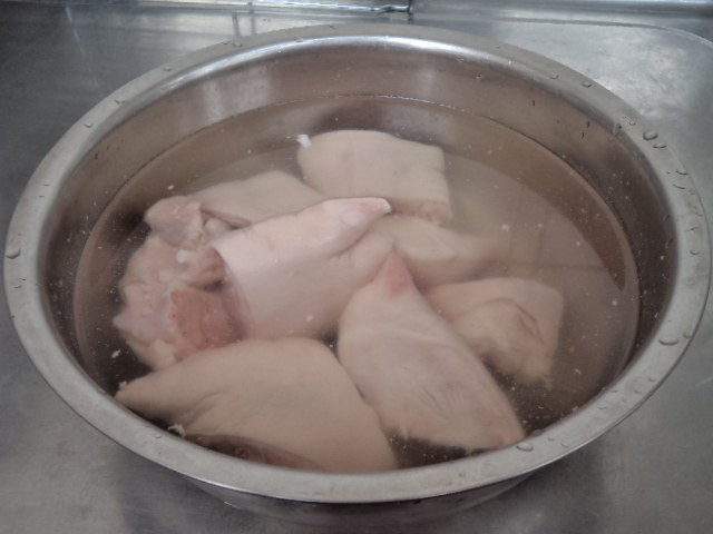 姜醋猪蹄煲步骤2
