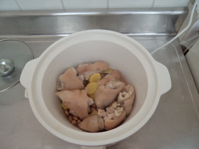 姜醋猪蹄煲步骤7