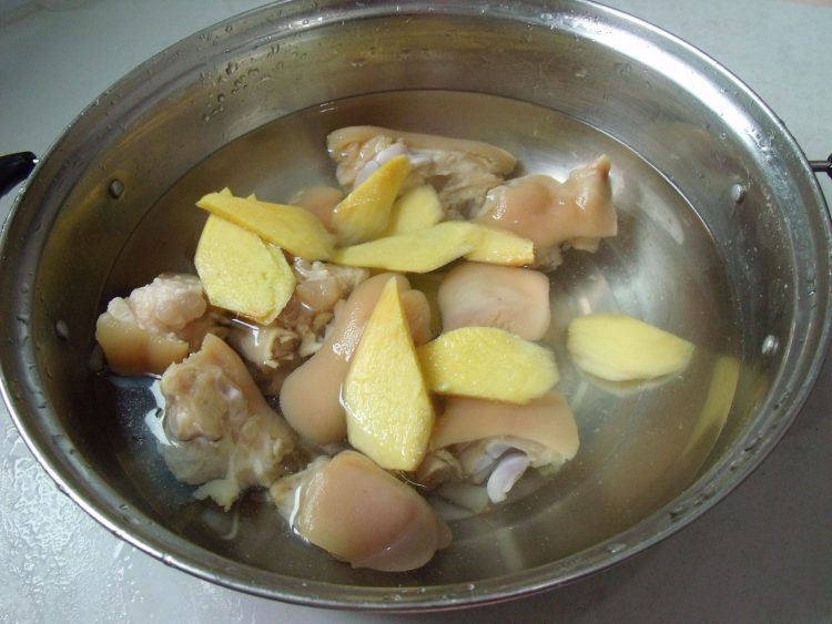 鸿运脆皮猪手步骤3