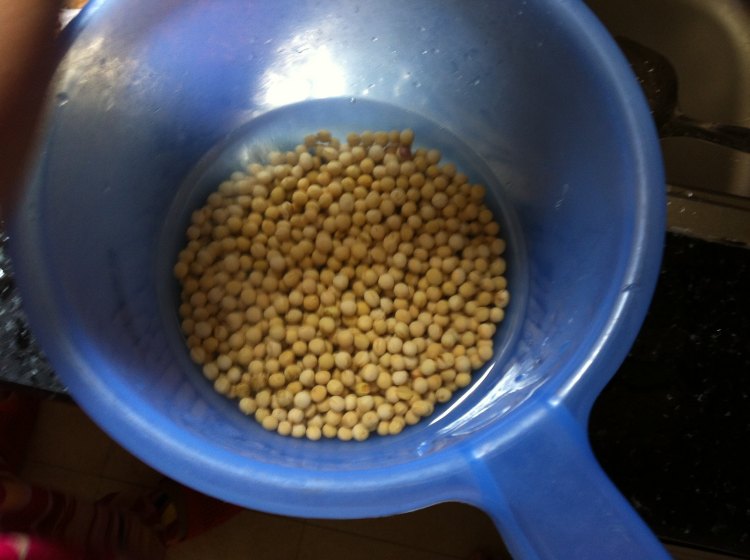 黄豆烧蹄花步骤2