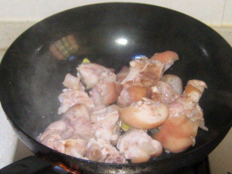 土豆猪蹄砂锅煲步骤5