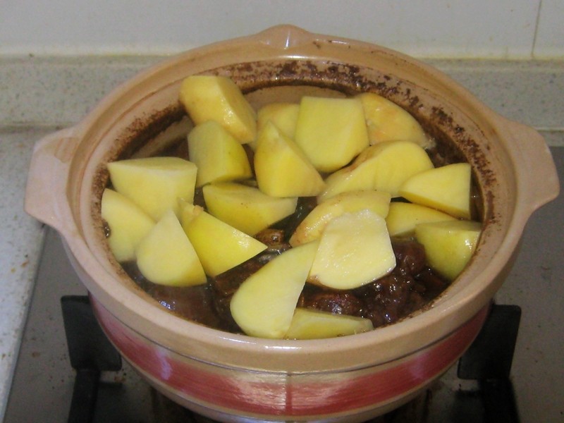 土豆猪蹄砂锅煲步骤11