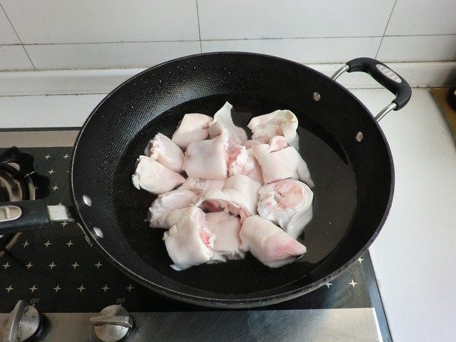 好吃的冰糖猪蹄步骤1