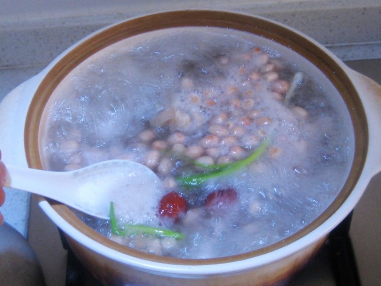 腊味花生炖猪蹄步骤9