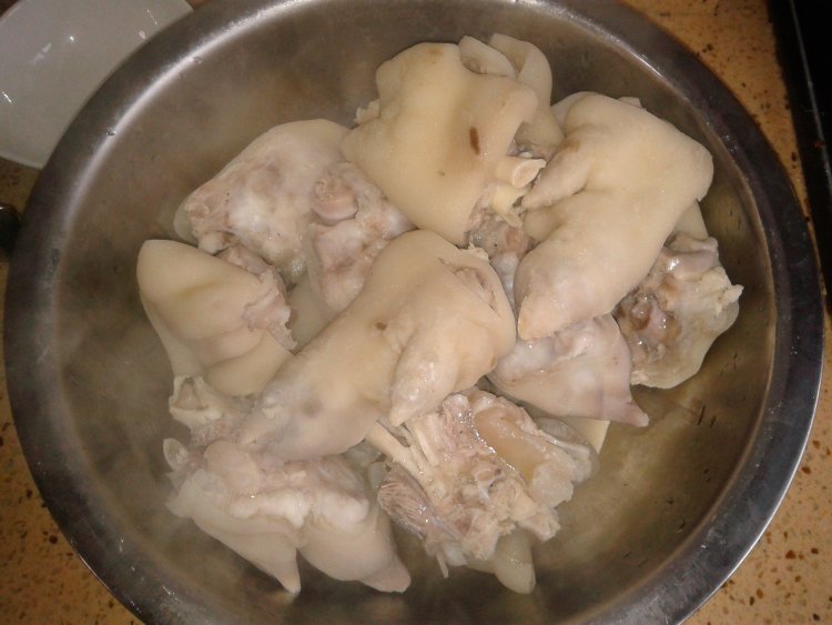墨鱼蹄花汤步骤2