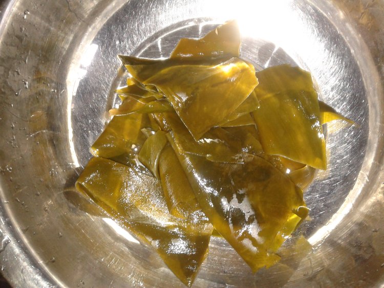 墨鱼蹄花汤步骤4
