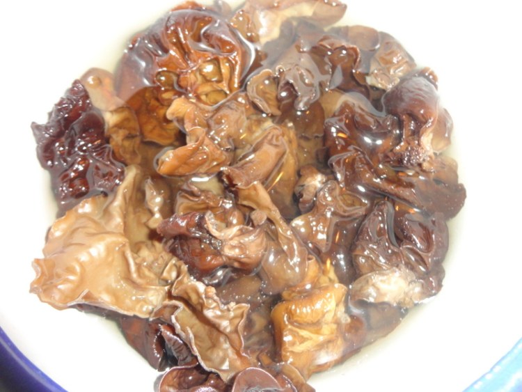 薄腌猪蹄煲木耳步骤3