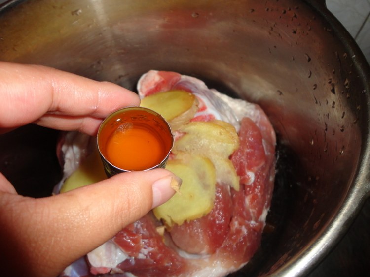 薄腌猪蹄煲木耳步骤7