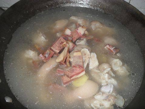 咸肉猪蹄汤步骤8