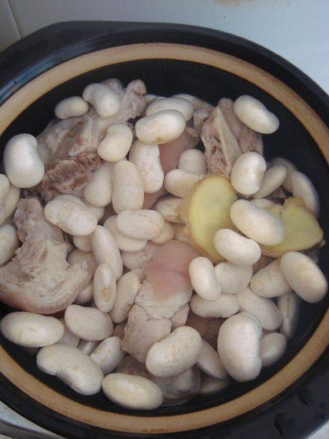 雪豆蹄花汤步骤6