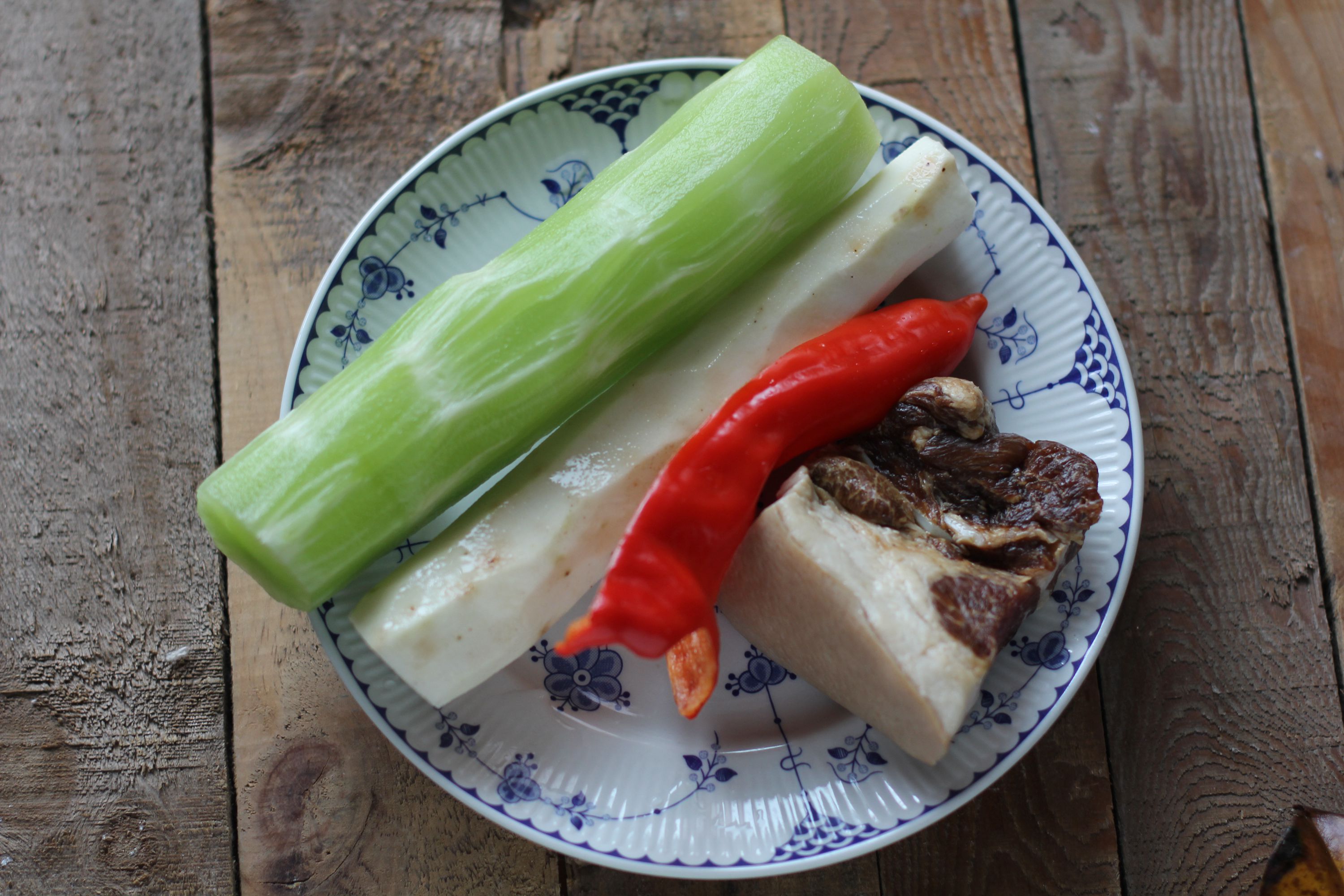 青笋山药炒腊肉步骤1
