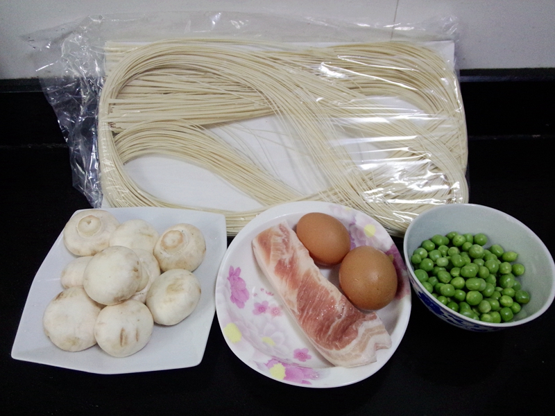 蘑菇五花肉拌一根面步骤1