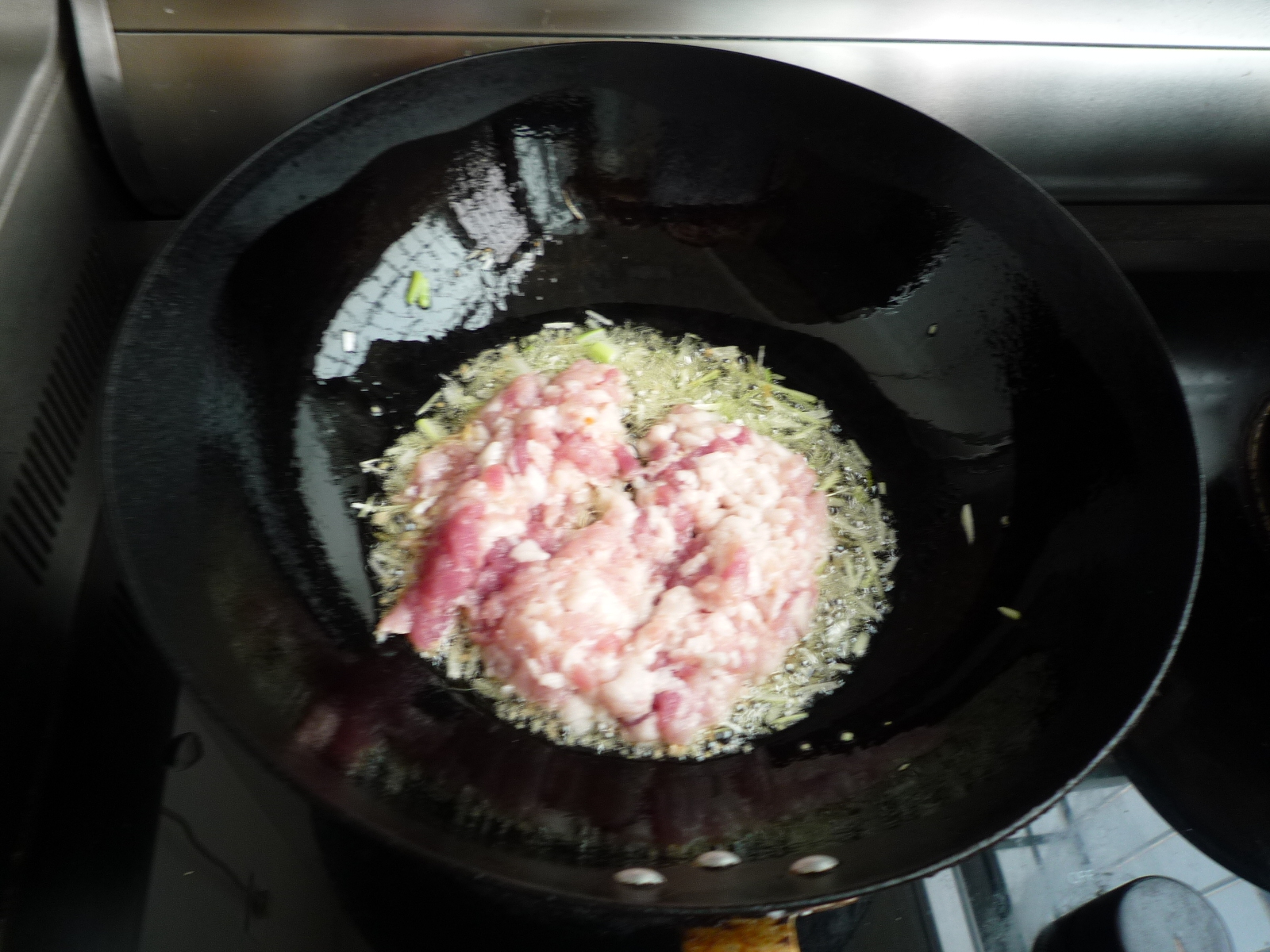 豆角猪肉馅门钉肉饼步骤6