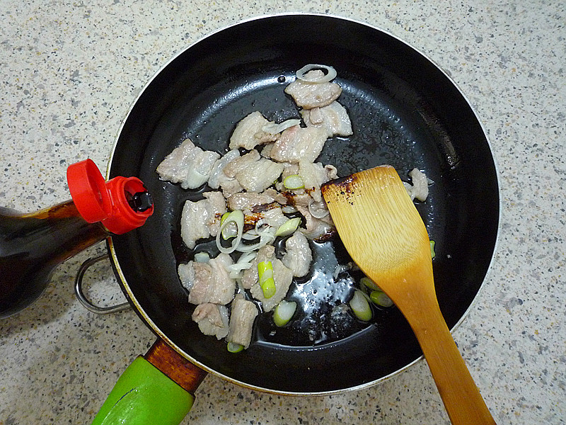 白菜木耳炒肉片步骤7